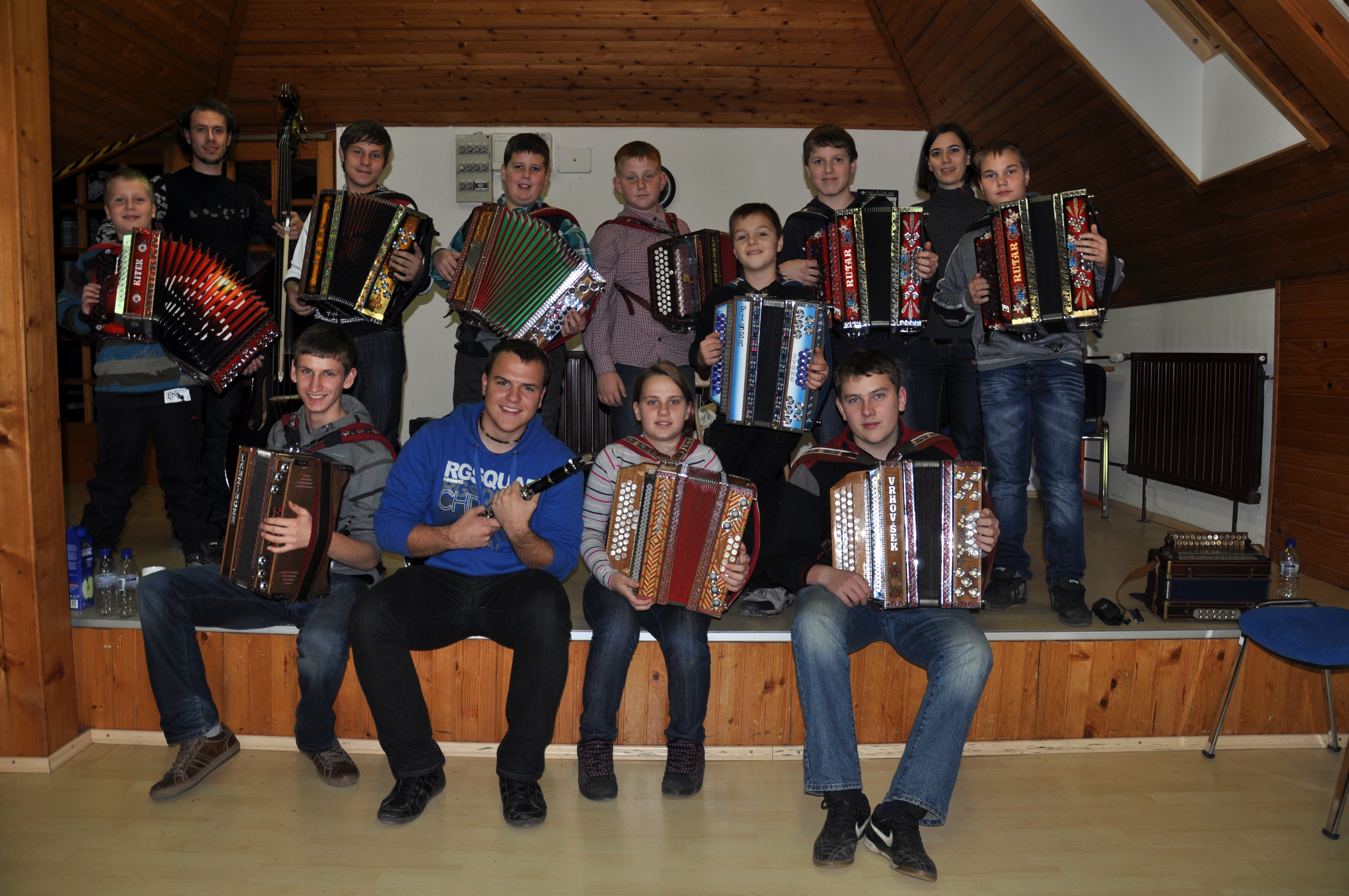 Seminar za mlade harmonikarje. Tilen stoji četrti od leve proti desni. 